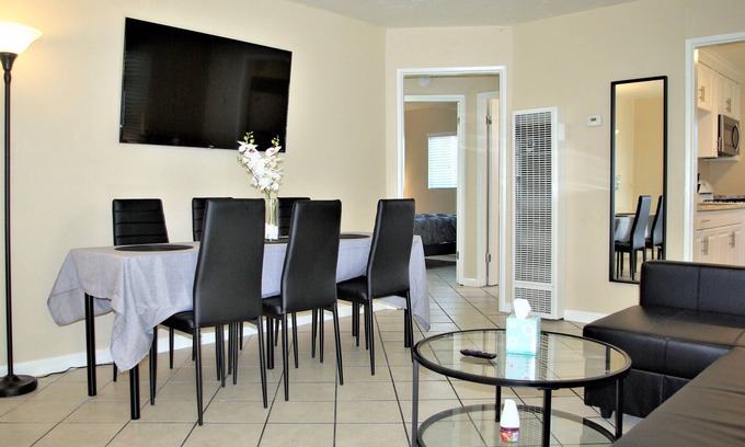 Logan Heights Apartment | Apt #6, 2 bedroom / 1 bathroom, 8 min to Downtown!
