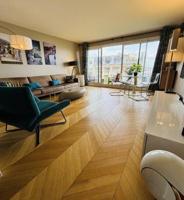 Combat Apartment | Apt Buttes Chaumont vue Paris