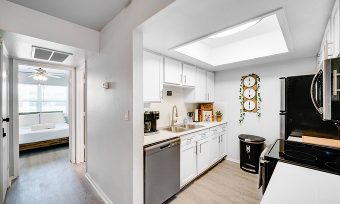 Vickery Meadow Apartment | Apt w/Pool Access: 9 Mi to Dtwn Dallas!