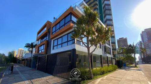 Torres Apartment | Apto em Torres-RS - 170mts da praia - Ao lado das Quatro Praças - Ar condicionado na sala e quartos - Smart Tv - Wifi - Varanda com churrasqueira - Garagem para 02 carros - Aceita Pet