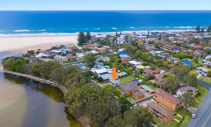 Lake Cathie House | Aqua Cottage - lakefront cottage with easy access to the beach