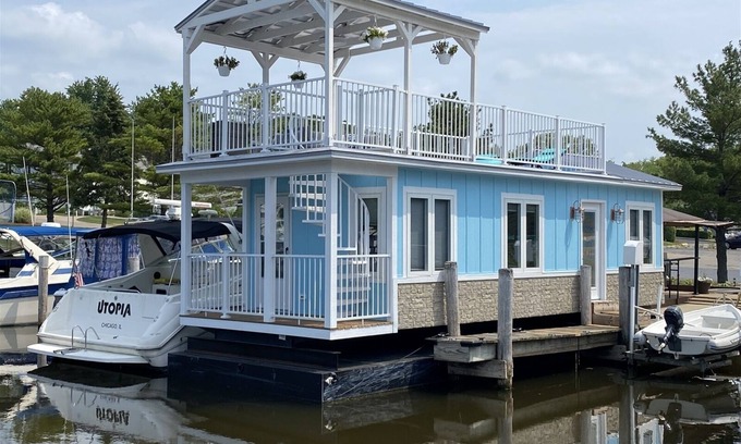 South Haven Boat Rental | Aqua Vista- Floating Cottage close to beaches, downtown, and pool