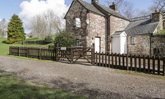 Llanvair Kilgeddin Cottage | AQUEDUCT COTTAGE, pet friendly, with open fire in Penperlleni