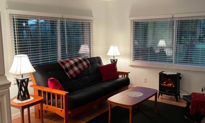 Lyndon Station Cottage | Arbor Acres Cottage! Bright, cheery, cozy and ready for you right by Wis Dells!