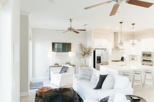 Panama City Beach House | Arcade Bar Prominence Resort Pool and Gym Access Close to Beach Sea Happy