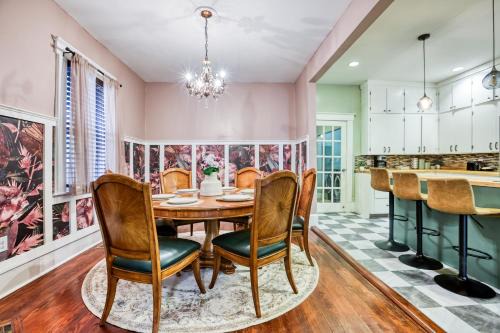 Live Oak House | Arcade - Summer Fun Near Starland, River St & DT