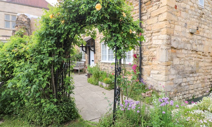 Lincoln Cottage | Arch Cottage