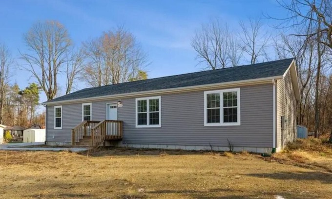 Shorewood-Tower Hills-Harbert House | Archer's Retreat-Sleeps 10-1/2 mile to Lake Michigan! Pet/Kid Friendly