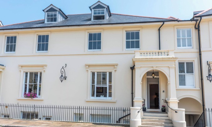 St Leonards-On-Sea Cottage | ARCHERY RETREAT, pet friendly, with a garden in St Leonards-On-Sea