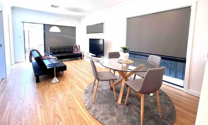 Tranmere House | Archies townhouse 3 bdrm, sleeps 5, wifi, AC