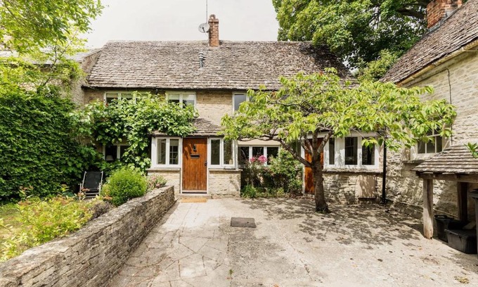 Quenington House | Architect Designed Cosy Cotswold Stone Cottage