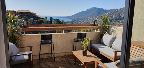 Theoule-sur-Mer Apartment | Architect's studio with pool, sea view and AC
