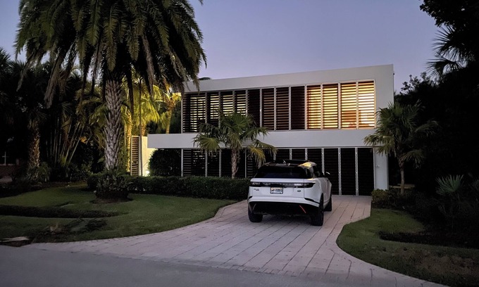 Tradewinds House | Architectural 3-bedroom pool house w/private beach access in brilliant Sanibel