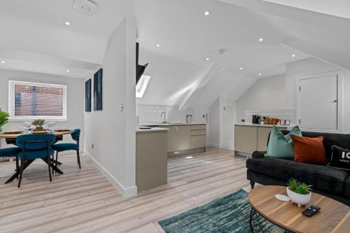 Swindon Apartment | Archway Haven - 2 min from Station - Free Parking - Courtyard