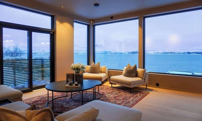Tromso House | Arctic View Penthouse Coastal Escape near Tromsø