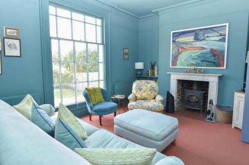 Ryde House | Arden Villa, sleeps 8, moments from the golden sandy beach of Ryde