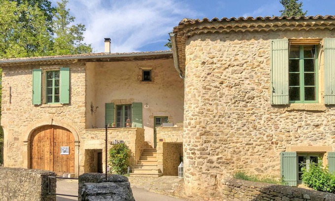 Laudun House | Are you dreaming of a relaxing vacation with southern French flair? Then this picturesque stone hous