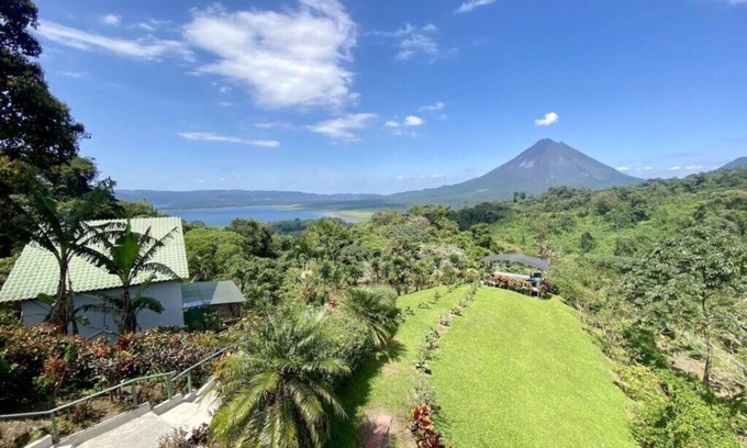 La Fortuna Villa | Arenal Birdsong. Entire Villa w/Stunning Volcano & Lake Views