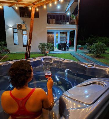 Penas Blancas House | Arenal Nephelium Country Home, Refugio rural con piscina, jacuzzi y balcón con hermosas vistas al Volcán Arenal, en una finca privada
