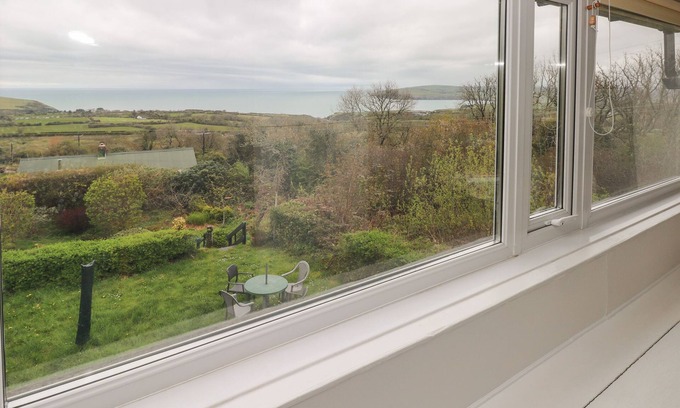 Dinas Cross Cottage | ARFRON, pet friendly, character holiday cottage in Dinas Cross