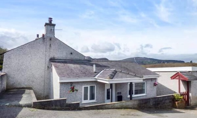 Bethesda Cottage | ARFRYN, family friendly, with open fire in Bethesda