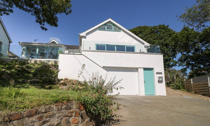 Llanbedrog House | ARGRAIG, pet friendly, luxury holiday cottage in Llanbedrog