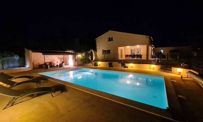 Arles Villa | Arles 🌞agréable Villa Familiale 👪 Grande Piscine 🌞 Clim, Wifi, 10 Personnes
