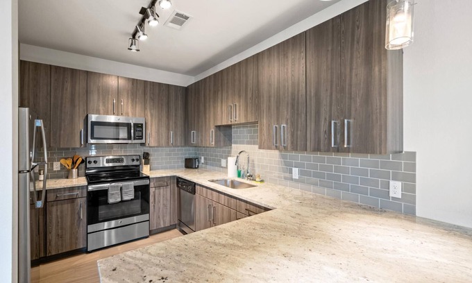 Central Arlington Apartment | Arlington Deluxe 2BD 2BA Apartment