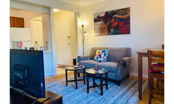 Nauck Apartment | Arlington Gem-Commuter Delight Quite Neighborhood