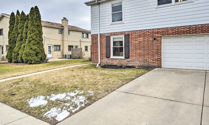 Arlington Heights House | Arlington Heights Townhome: 33 Mi to Chicago
