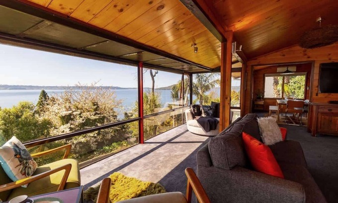 Kawaha Point House | Aroha Te Taumata | Great Lake Views & Spa Pool