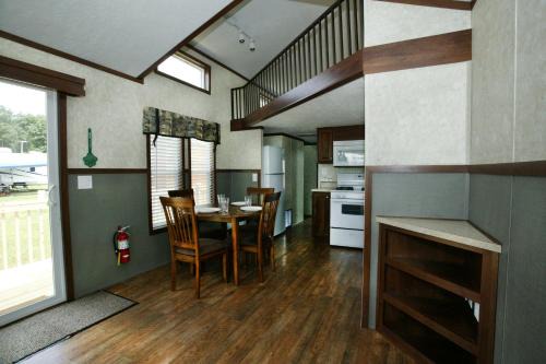 Marquette County Resort | Arrowhead Camping Resort Cottage 11