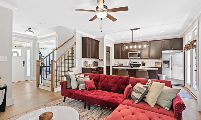 East Durham House | Art Deco Home mins to DT Durham-Duke-RDU sleeps 8