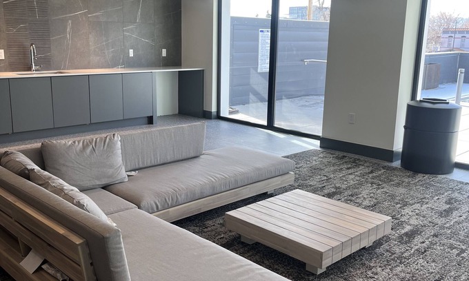 Lincoln Park Apartment | Art District Retreat: Studio Getaway