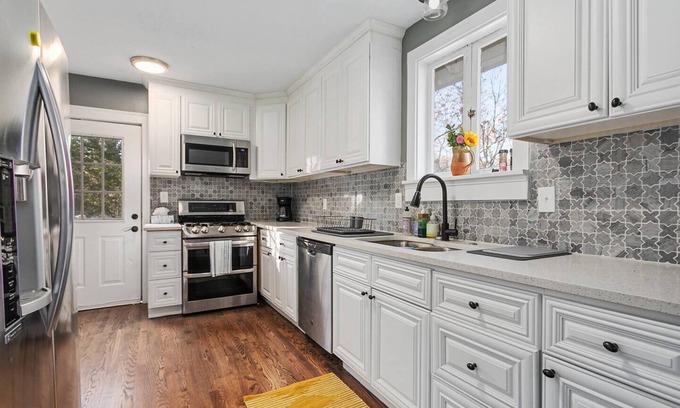 Ward Parkway House | Art Filled 3bd Cozy Waldo Home in KCMO