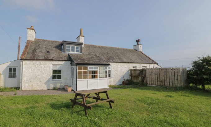 Bankend Cottage | ARTHUR'S COTTAGE, pet friendly, with a garden in Southerness