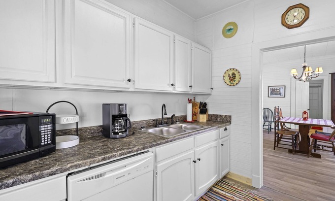 Warrensville Cottage | Arthur's Creekside, Cozy 2 Bed, 1 Ba, 8 min to West Jefferson
