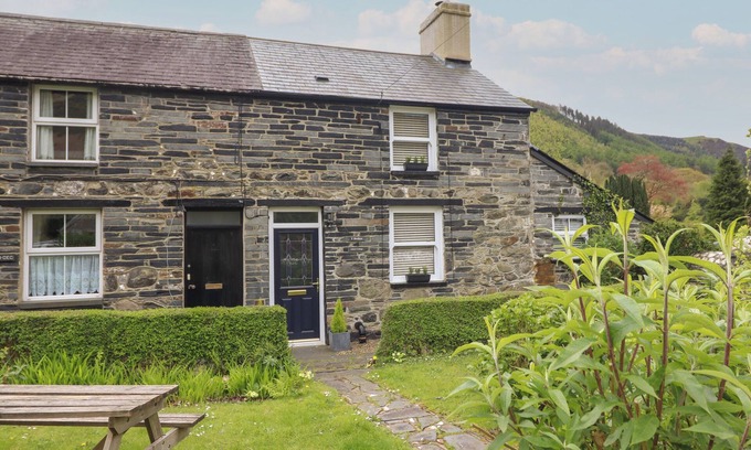 Tywyn Cottage | ARTHUR’S COTTAGE, pet friendly, character holiday cottage in Tywyn