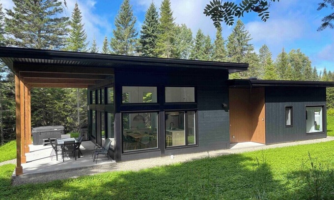 Baie-St-Paul Ski Chalet | Artik 10: Private Retreat with Spa & Trails