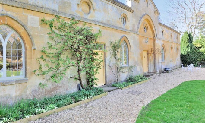Mangotsfield House | ARTISAN HALL, family friendly, with open fire in Toddington