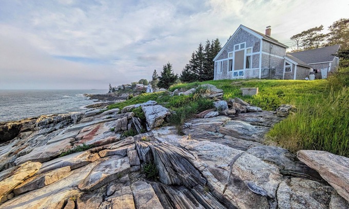 Round Pond Cottage | Artist Cottage with Cliffside Views