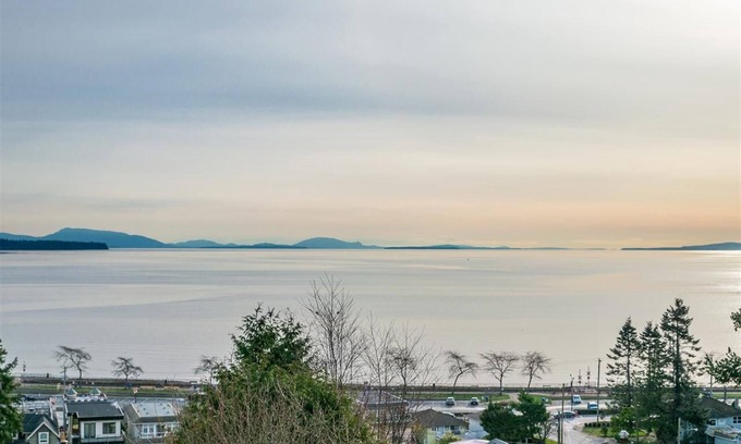 Douglas Villa | Artist Nest—this space is your sanctuary;NEW & Restful;10min to White Rock Beach