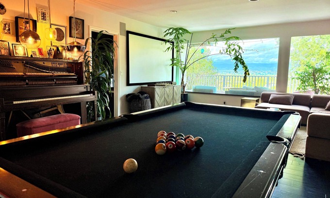 Sherman Oaks House | Artist Retreat: LA Bungalow w/Hot Tub, Pool Table & Piano - Close but Peaceful