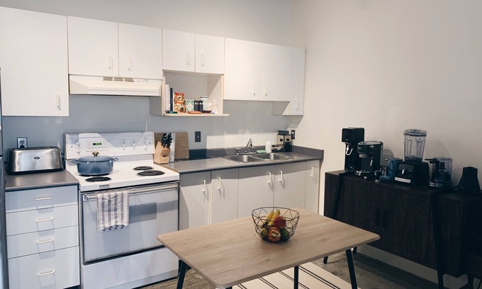 Mount Pleasant Apartment | Artist Retreat - Main St.