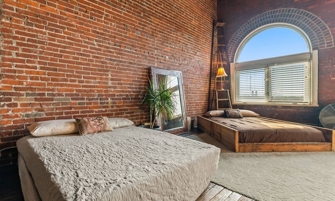 Columbus Square Hotel | Artist Warehouse Penthouse - Downtown St. Louis - Boutique Hotel Sleeps 20