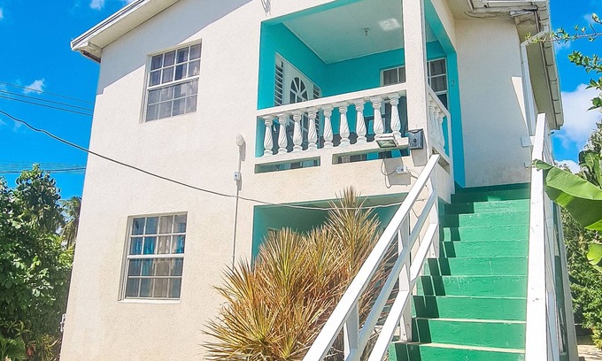 Merlin Bay Apartment | Artistic Oasis in Aquarius, Steps to the Beach, Full Kitchen, Good WiFi, Laundry