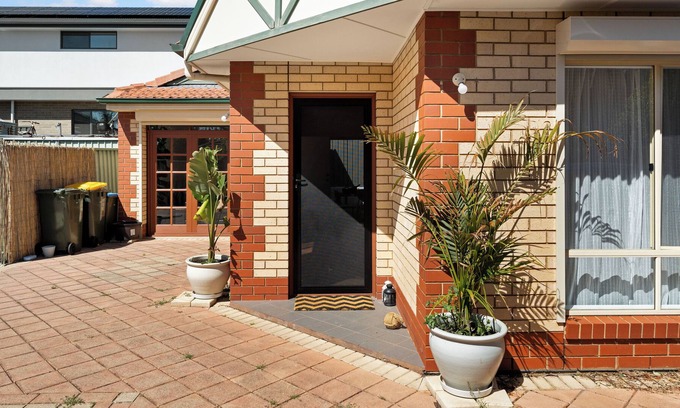 Rostrevor House | Artistic private 3 Bedroom house with courtyard and parking
