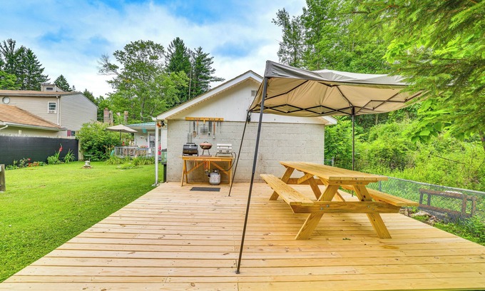Scotrun Cottage | Artsy Cottage in Scotrun w/Studio Space & Hot Tub