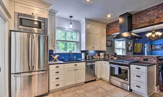 Mississippi District House | Artsy PNW Home w/Hot Tub & Yard, Half Mi to River