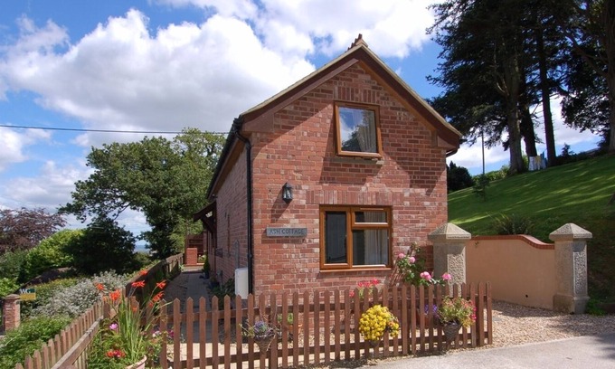 Holcombe Burnell Cottage | ASH COTTAGE, country holiday cottage, with a garden in Exeter